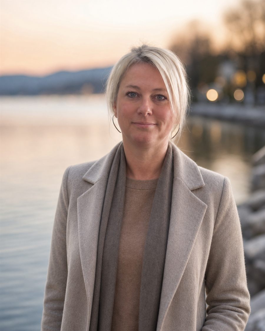 Nicole Sumah am Seeufer im Abendlicht